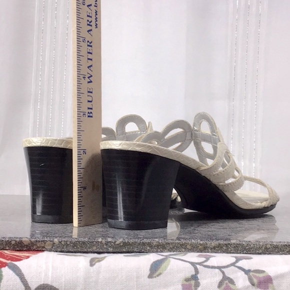 🦚 LIFE STRIDE ‘Swirl’ White Pale Croc Printed Block Kitten Heel Sandals - Picture 2 of 8